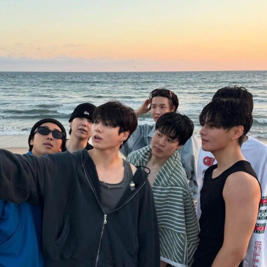 bts melakukan live via weverse di sebuah pantai di as