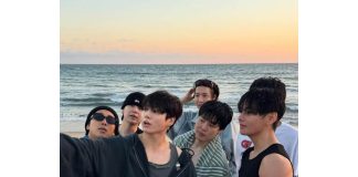 bts melakukan live via weverse di sebuah pantai di as