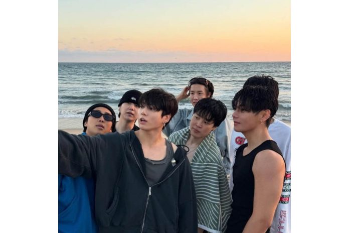 bts melakukan live via weverse di sebuah pantai di as