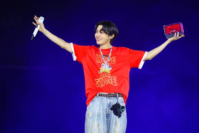 dalam konser solo encore nya “j hope tour ‘hope on the stage’ final” di goyang sports complex, provinsi gyeonggi, pada bulan juni foto ig hit music)