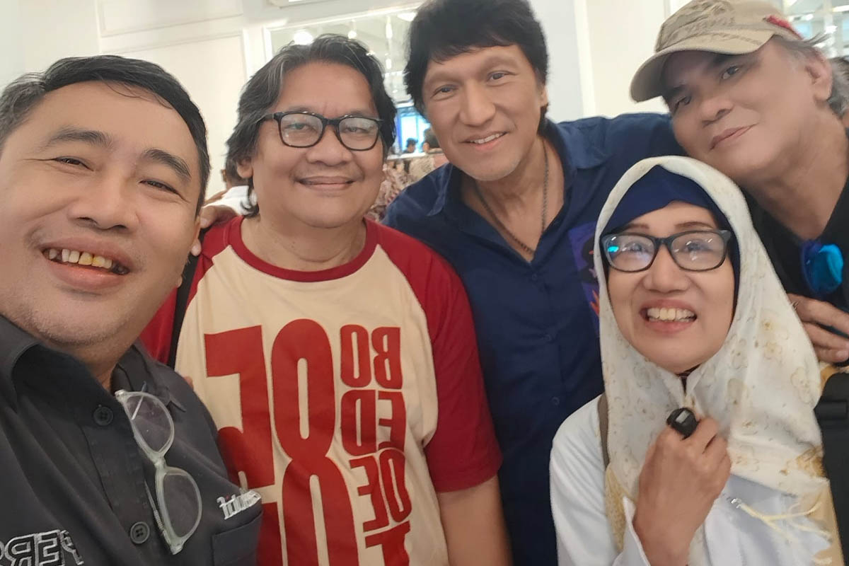 ikang fawzi di tengah wartawan hibuan jakarta