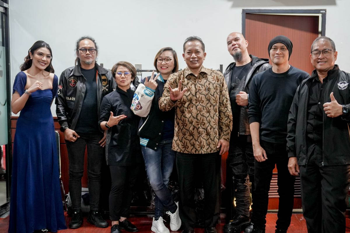 irene umar di balakang panggung hut rcti