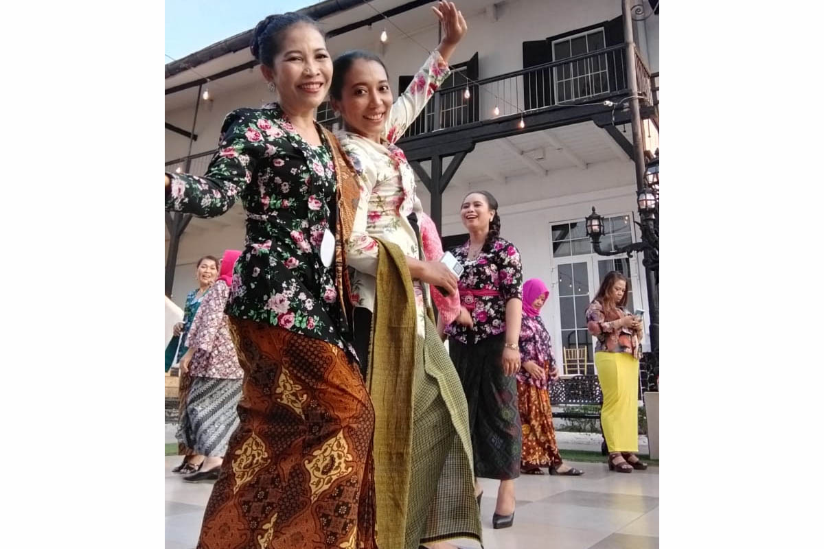 liputan dengan teman teman media di solo dengan berkebaya