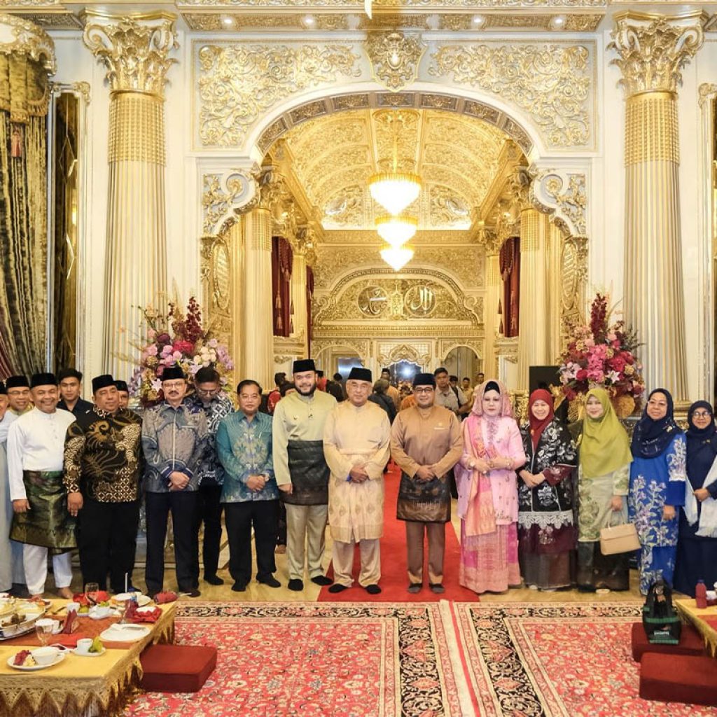 makan malam bersama menteri ekraf teuku riefky dalam nuansa tradisi bajamba