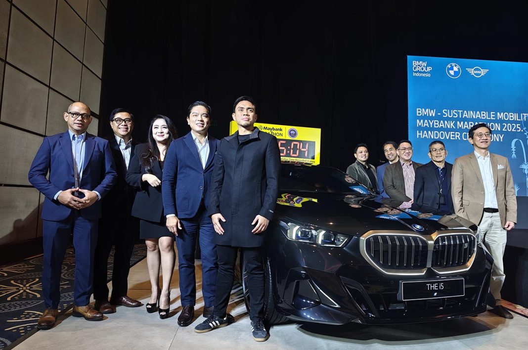 BMW Group Indonesia kembali menegaskan posisinya sebagai pemimpin kendaraan listrik premium di Indonesia dengan menjadi Sustainable Mobility Partner ajang lari kelas dunia Maybank Marathon 2025