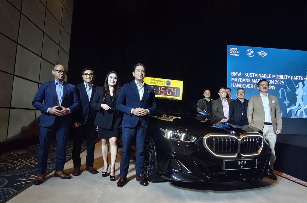 BMW Group Indonesia kembali menegaskan posisinya sebagai pemimpin kendaraan listrik premium di Indonesia dengan menjadi Sustainable Mobility Partner ajang lari kelas dunia Maybank Marathon 2025