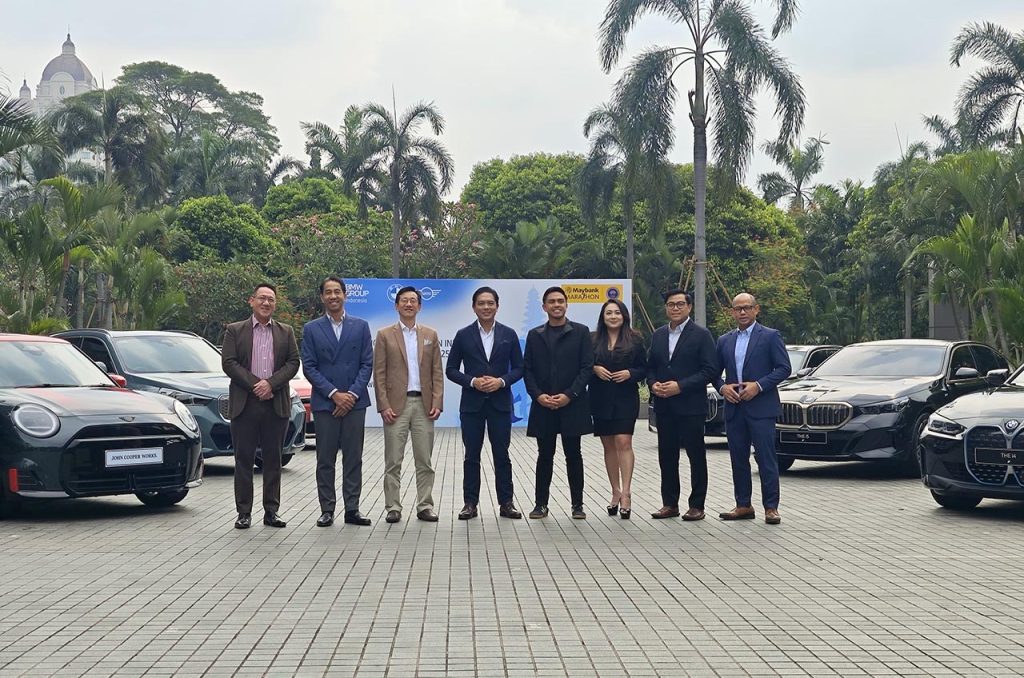 BMW Group Indonesia kembali menegaskan posisinya sebagai pemimpin kendaraan listrik premium di Indonesia dengan menjadi Sustainable Mobility Partner ajang lari kelas dunia Maybank Marathon 2025