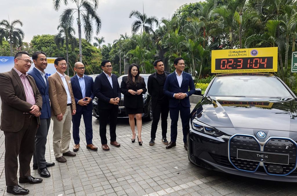 BMW Group Indonesia kembali menegaskan posisinya sebagai pemimpin kendaraan listrik premium di Indonesia dengan menjadi Sustainable Mobility Partner ajang lari kelas dunia Maybank Marathon 2025