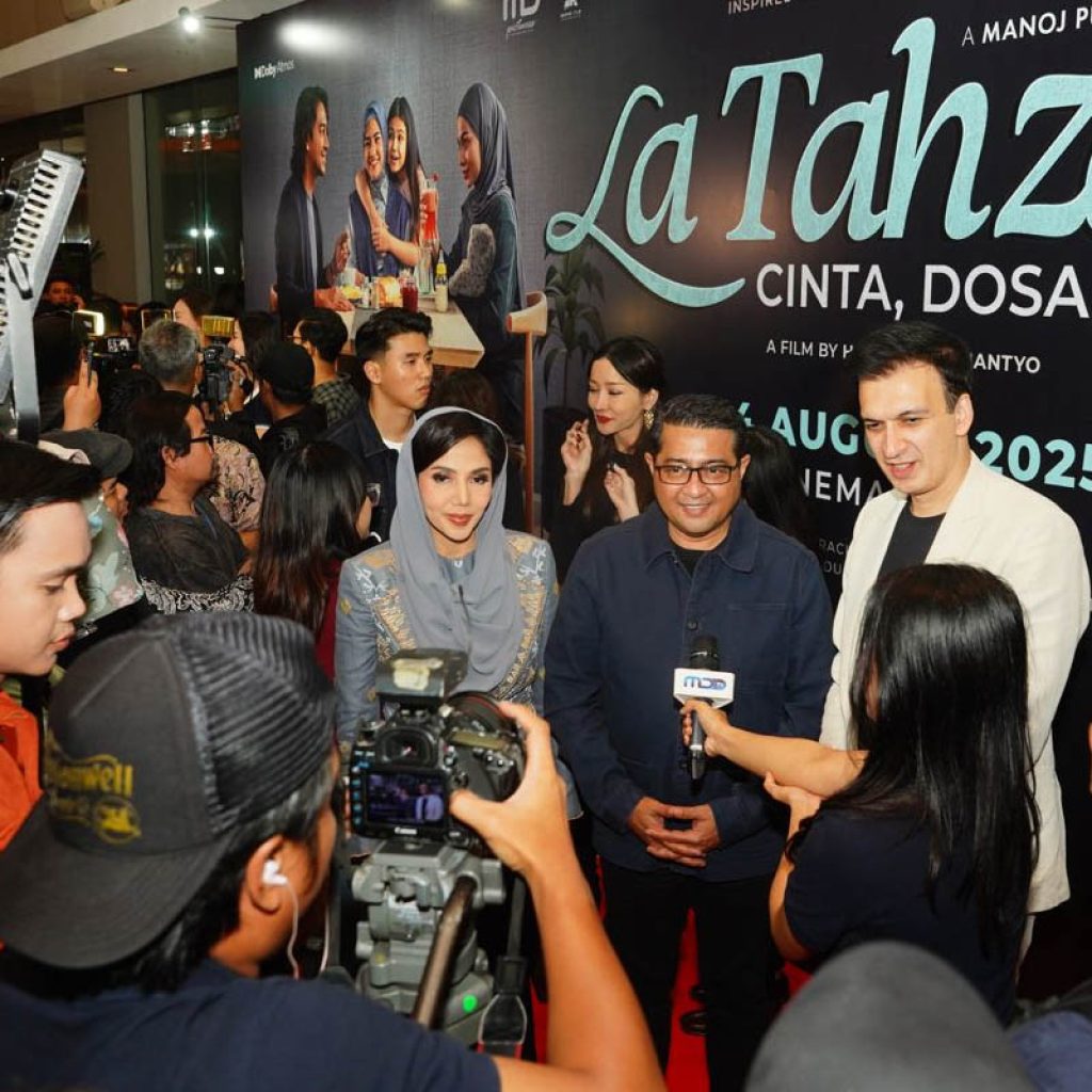 menjawab wartawan usai nobar la tahzan