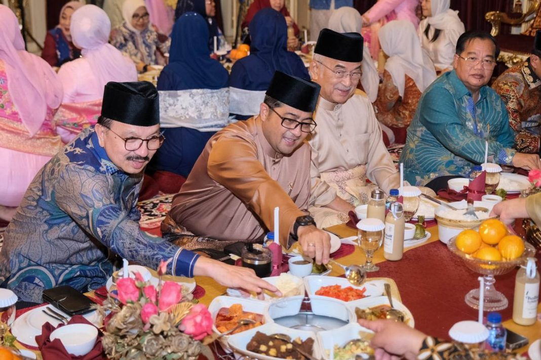 menteri ekraf makan malam di rumah gadang baiturrahmah