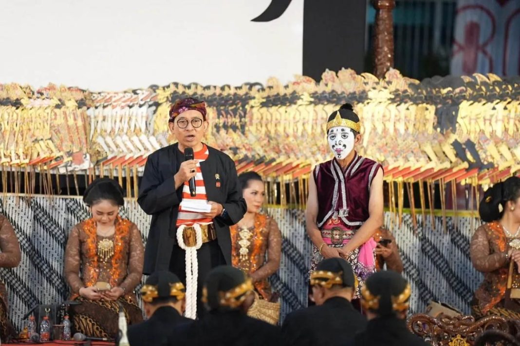 menteri kebudayaan fadli zon menyampaikan sambutan sebelum pagelaran wayang kulit di kompleks kantor kementerian kebudayaan, jakarta
