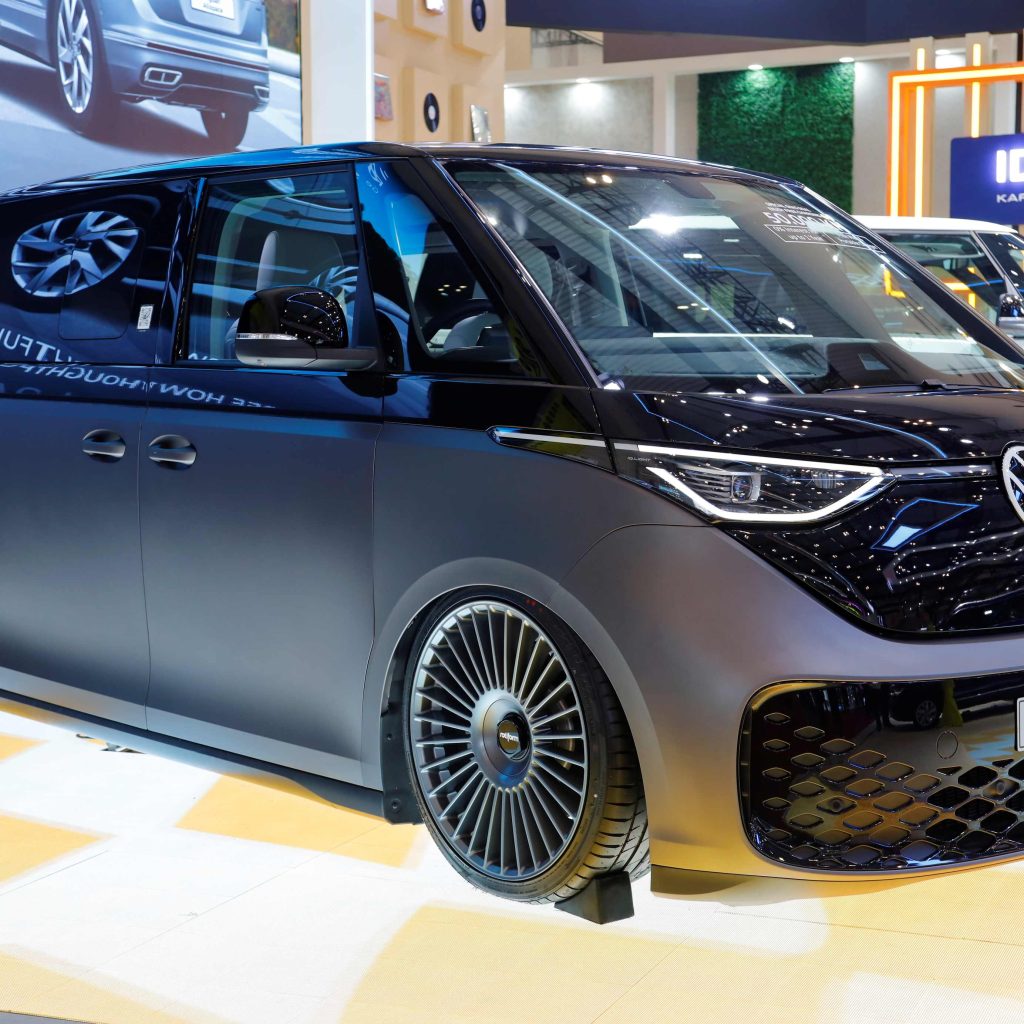 modifikasi eksterior id. buzz dengan menggunakan airsuspension, velg ring 22, dan stiker berwarna matte grey