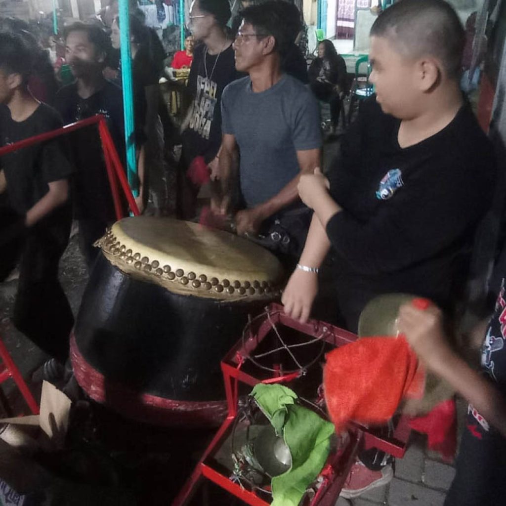 musik dimainkan sebagai penyambutan hangat dari tuan rumah