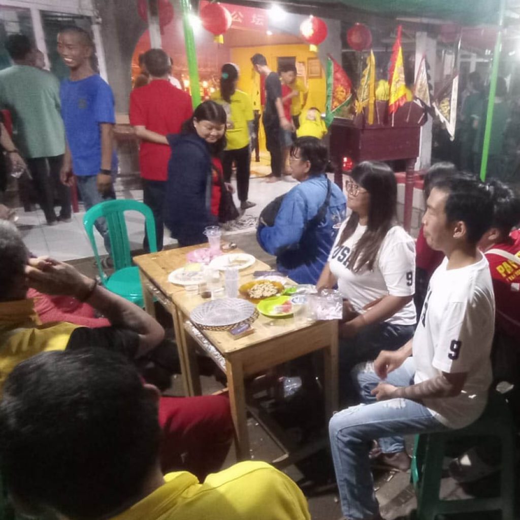pengunjung dari berbagai daerah hadir meramaikan perayaan spiritual ini