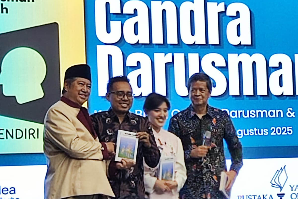 penyerahan buku baru karya Candra Darusman dan Agung Setiyo Wibowo kepada Harry Kiss dan Ify Alyssa