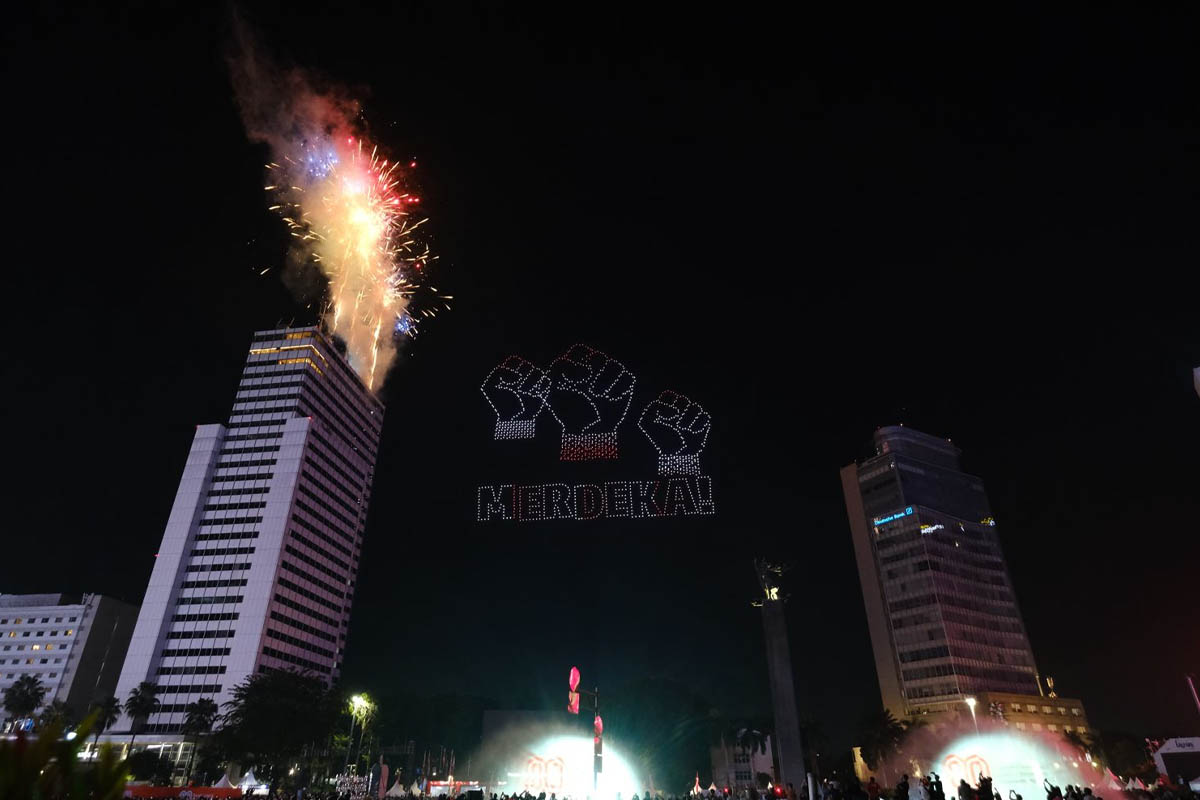 pertunjukan 1.400 drone yang membentuk formasi indah di langit jakarta.