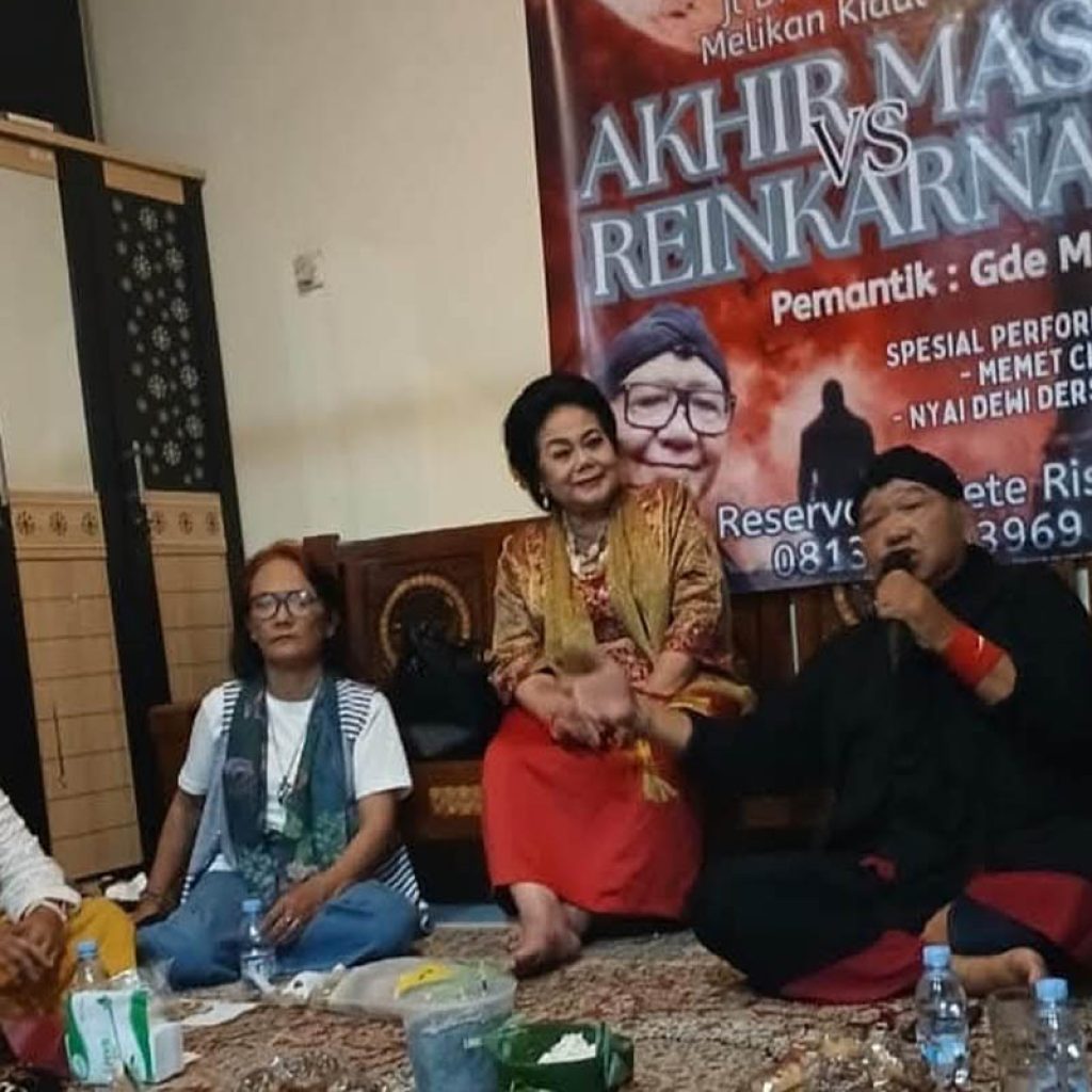 peserta nya diimbau mengenakan busana daerah atau simbol etnik untuk menjaga nuansa sakral