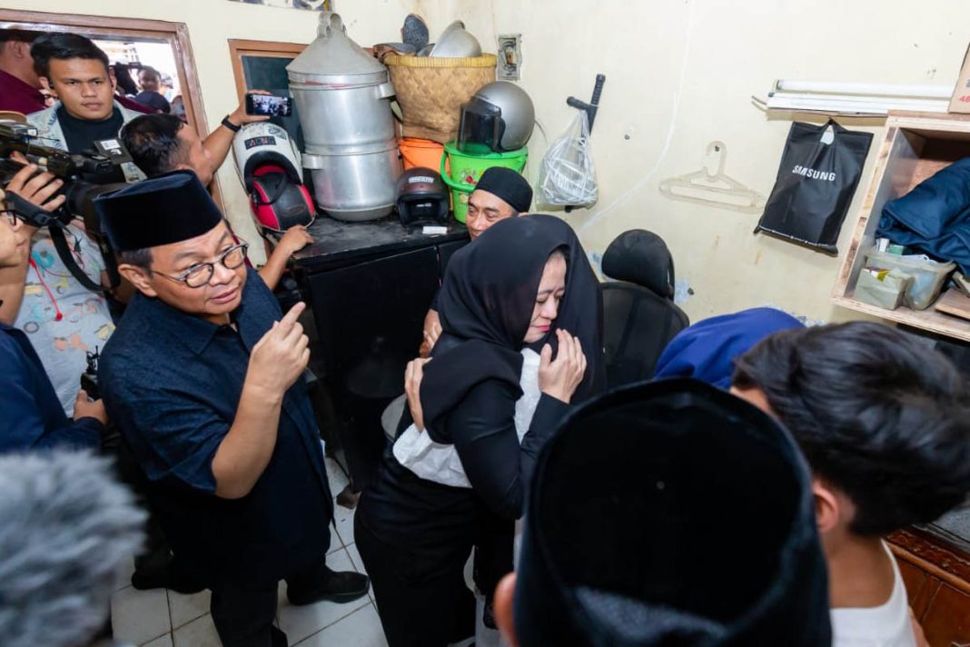 puan takziah ke rumah affan kurniawan peluk ibu korban
