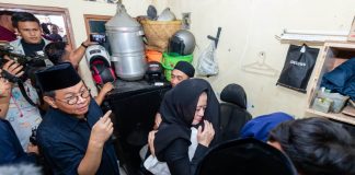 puan takziah ke rumah affan kurniawan peluk ibu korban