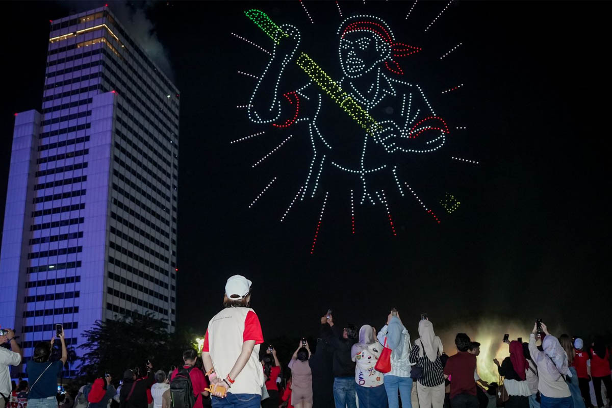 ribuan masyarakat memadati area untuk menyaksikan penampilan drone spektakuler
