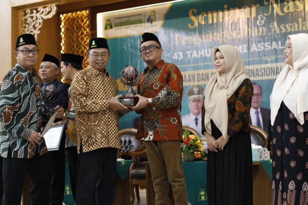 ryan luqman menerima penghargaan kategori seni dan kebudayaan