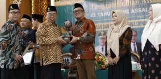 ryan luqman menerima penghargaan kategori seni dan kebudayaan