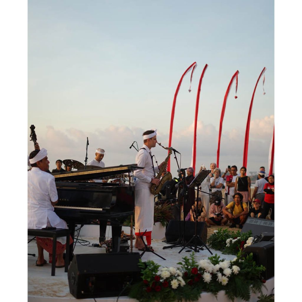 seaside jazz weekend, konser matahari terbit surya sewana oleh indra lesmana,