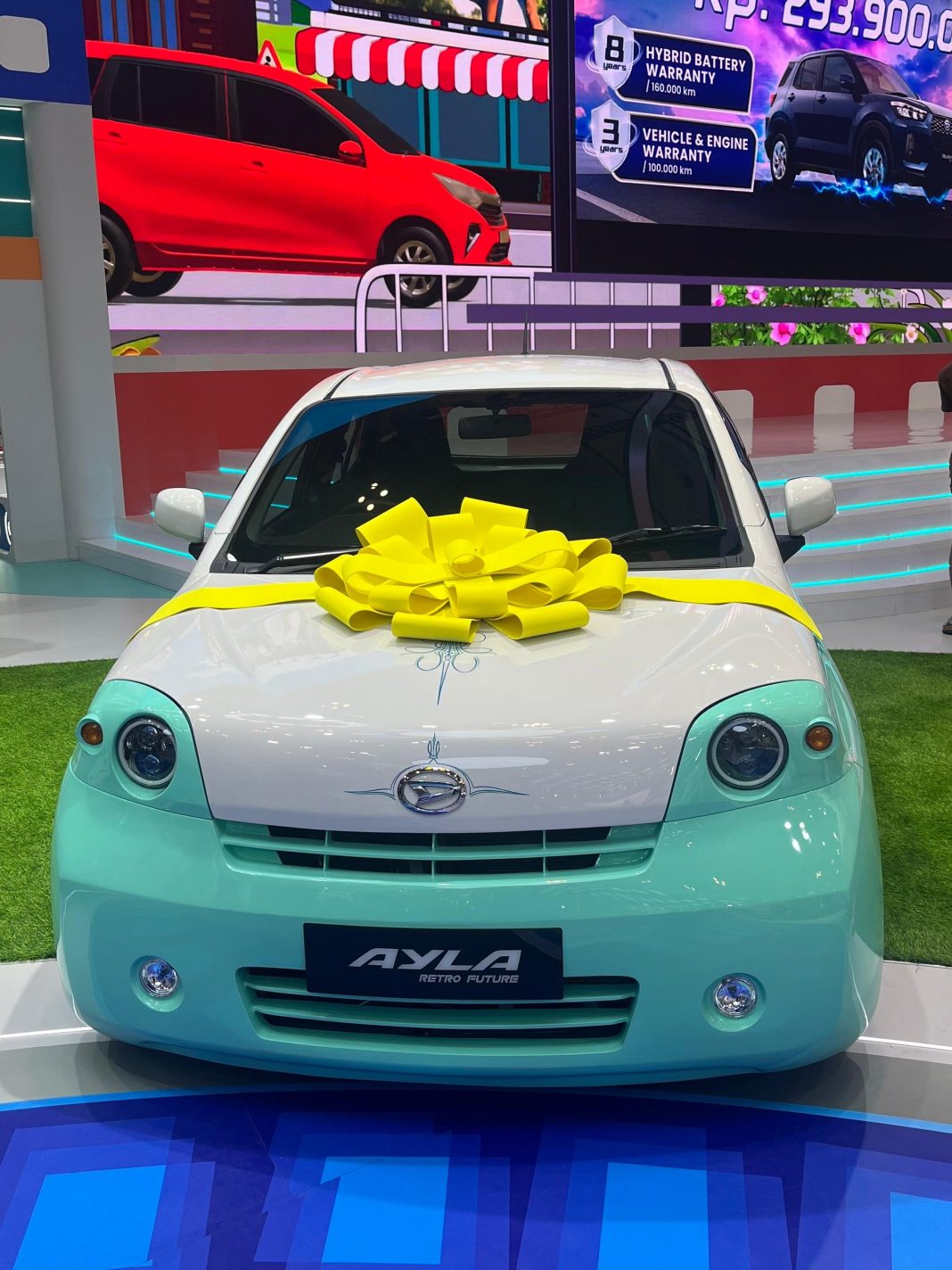 tampilan depan ayla retro future shine in style yang bisa dilihat di booth daihatsu giias 2025