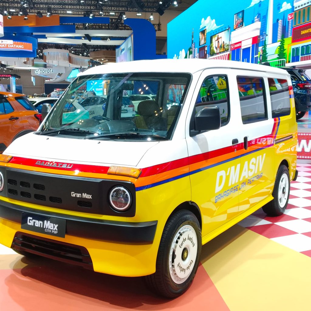 tampilan gran max city pop ride the groove yang digunakan sebagai mobil operasional dmasiv yang bisa dilihat di booth daihatsu giias 2025