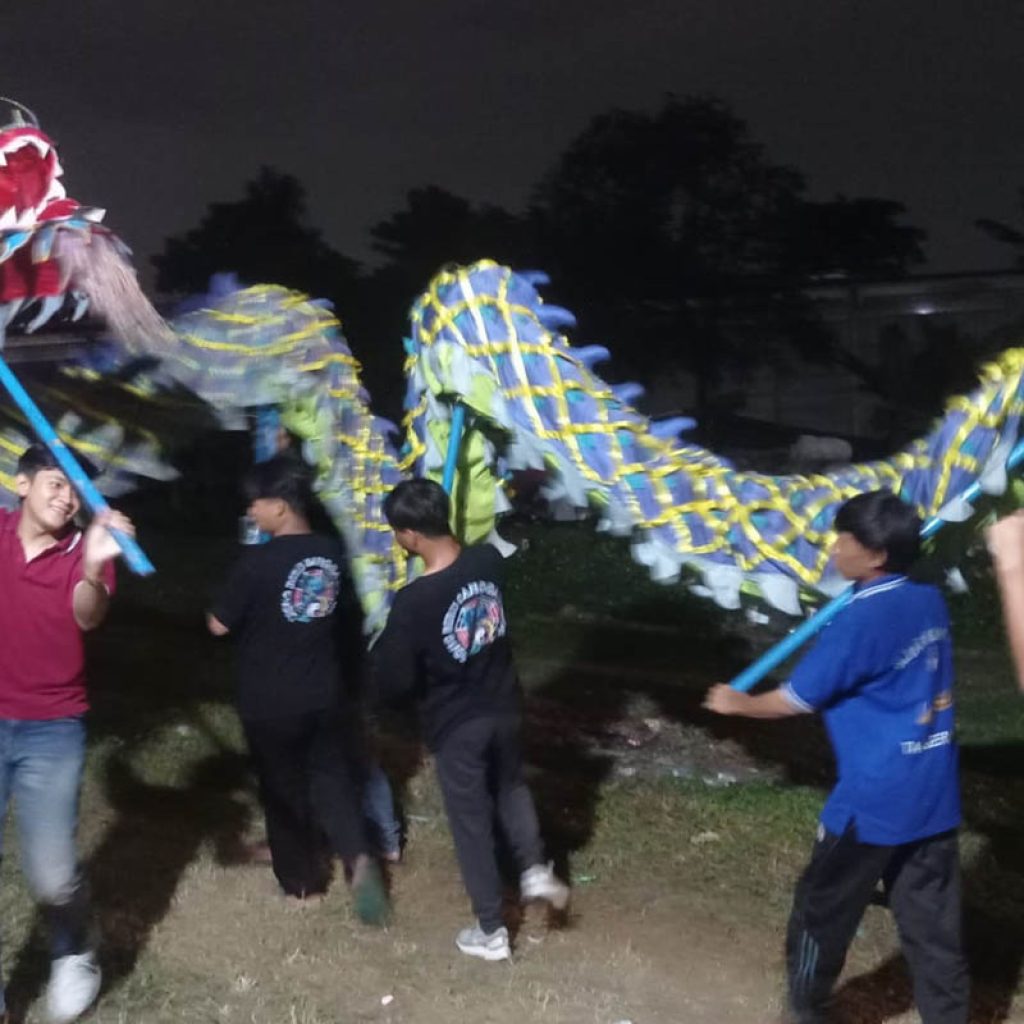 tarian liong naga benteng yang dimainkan para remaja setempat