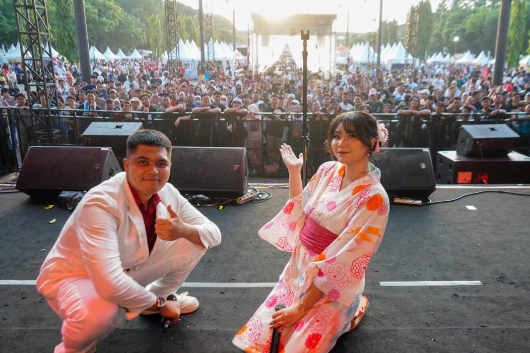 alonzo dan qatijaa bersama penonton