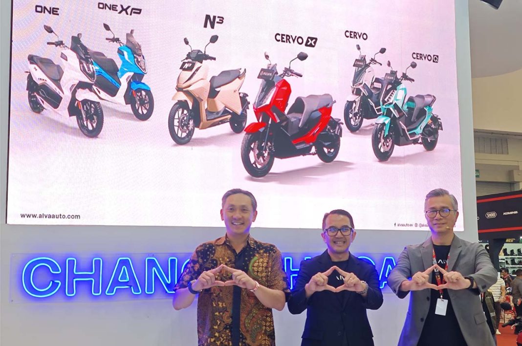 (Kiri ke Kanan) Albert Aulia Ilyas, Presiden Direktur KALISTA; Putu Swaditya Yudha, Chief Marketing Officer ALVA; Purbaja Pantja, Chief Executive Officer ALVA saat sesi press day IMOS 2025