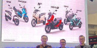 (Kiri ke Kanan) Albert Aulia Ilyas, Presiden Direktur KALISTA; Putu Swaditya Yudha, Chief Marketing Officer ALVA; Purbaja Pantja, Chief Executive Officer ALVA saat sesi press day IMOS 2025