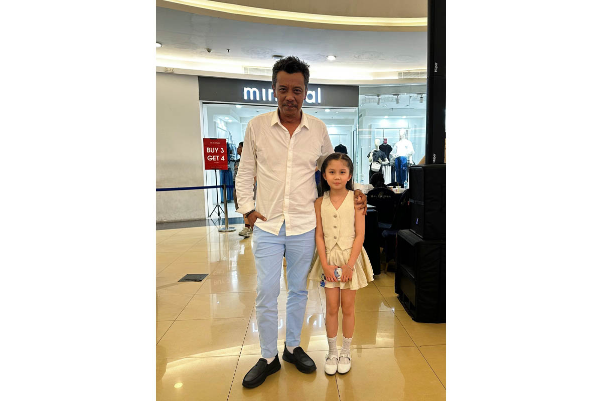 felicia lindi bersama produser kicky herlambang