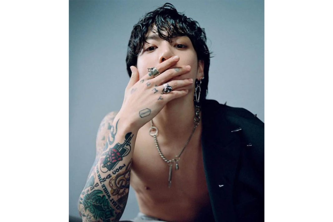 jungkook dengan tatpo bertuliskan army di tangan