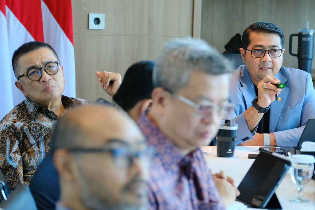 menteri ekonomi kreatif, teuku riefky harsya, menerima audiensi dari asosiasi konten kreator seluruh indonesia