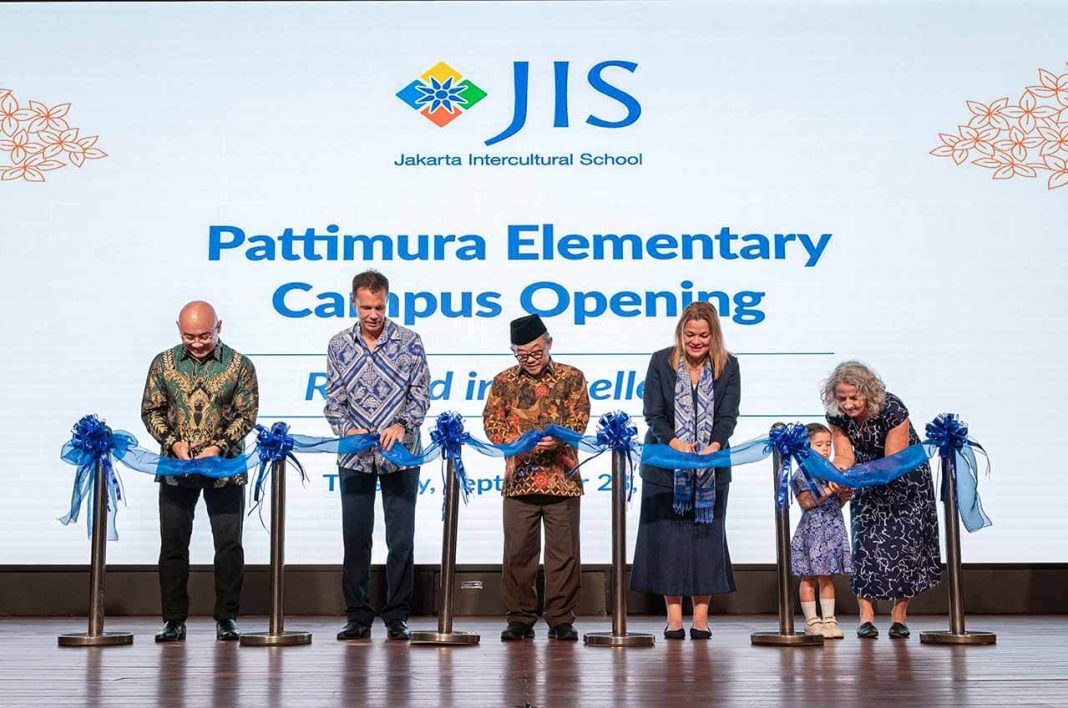 Jakarta Intercultural School (JIS) merayakan tonggak bersejarah dalam perjalanan tujuh dekade pada 23 September 2025 dengan menggelar seremoni pemotongan pita untuk kampus yang baru direnovasi di Kebayoran Baru, Jakarta Selatan