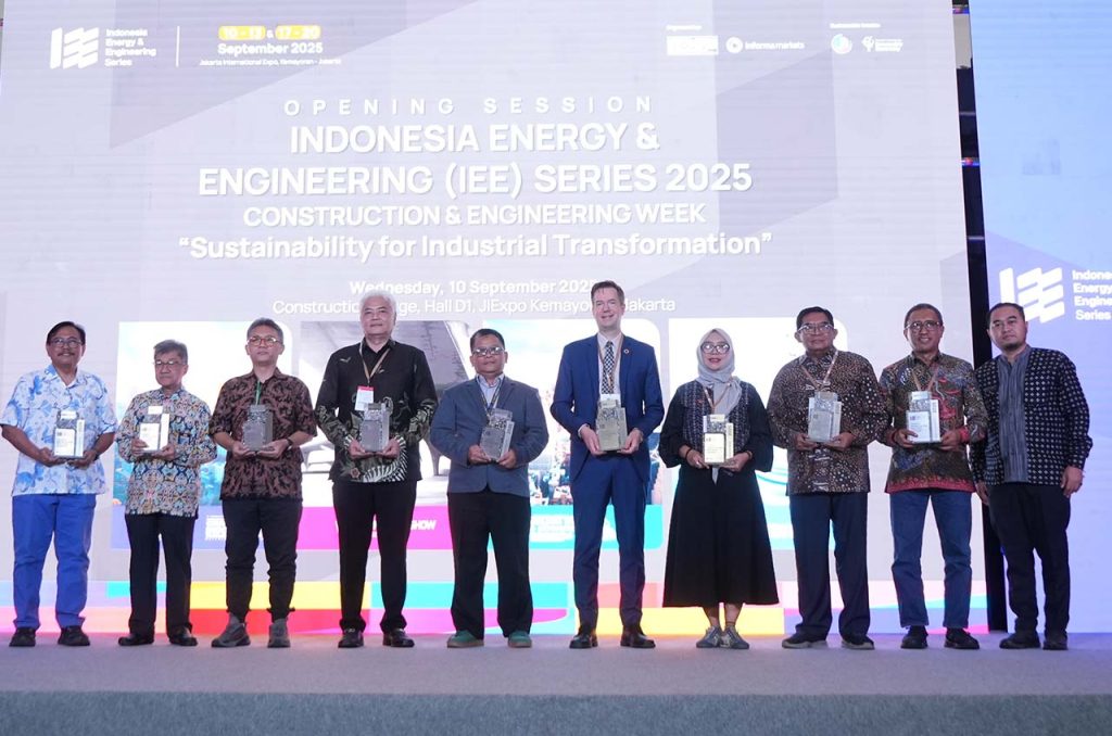 Penyerahan Token of Appreciation dari Pamerindo untuk Asosiasi dan Partner pendukung IEE Series 2025 Week 1 _ Penyerahan dilakukan oleh Country General Manager Pamerindo Indonesia, Ben Wong [paling kiri] didampingi Event Lead IEE Series 202