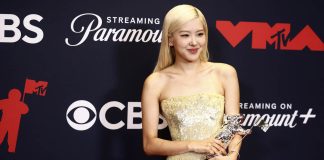 rose dengan piala munggil mtv