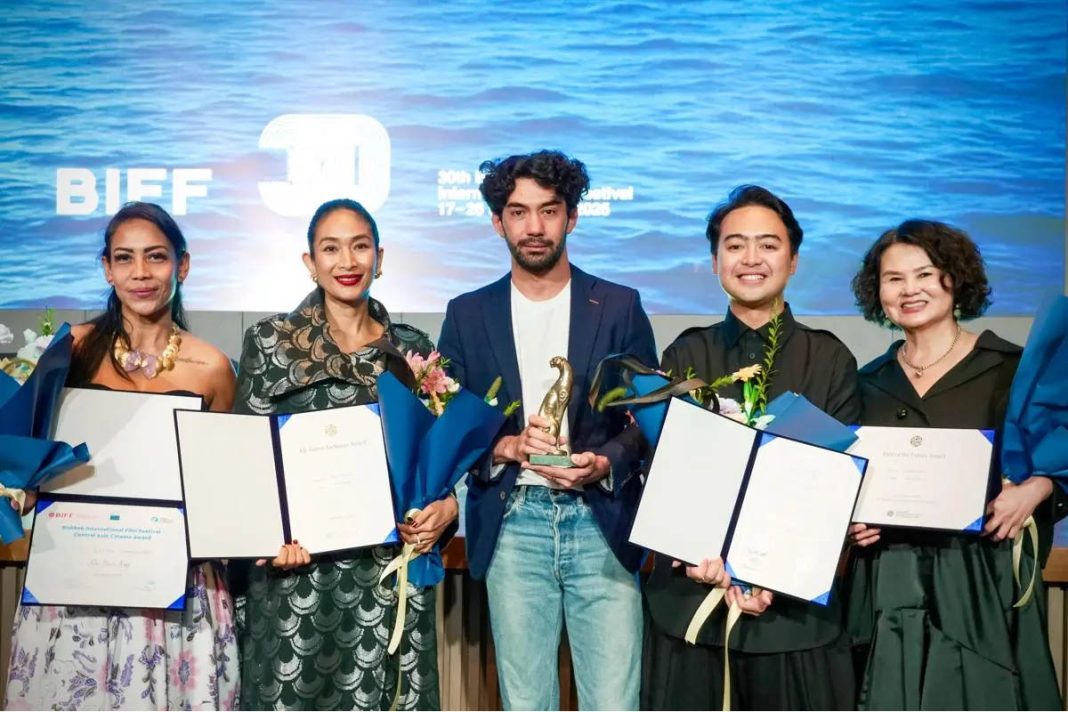 saat reza rahadian dan kawan kawan mmmperlihatkan plakat foto instagram poplicist
