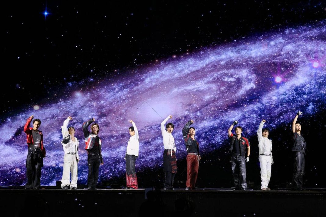 seventeen tampil di incheon asiad main stadium menandai dimulainya tur dunia mereka.