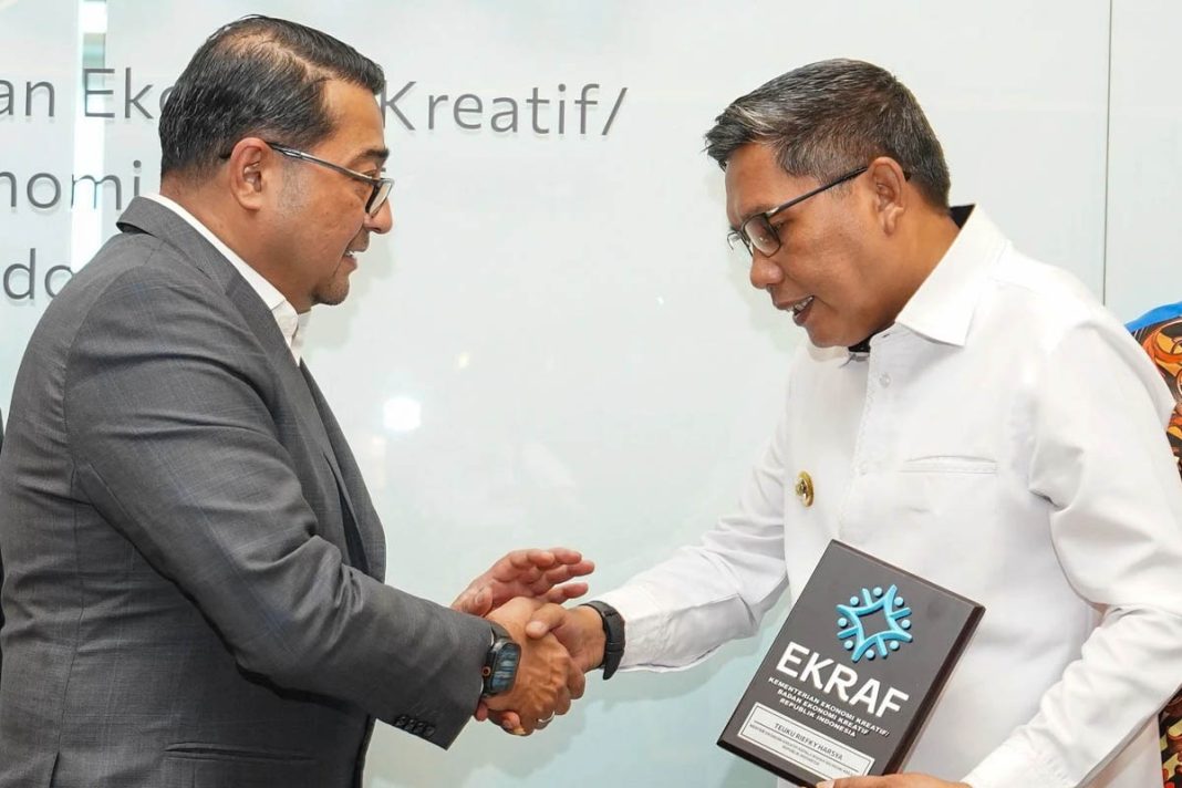 ) teuku riefky harsya menerima audiensi wali kota ambon, bodewin m. wattimena untuk membahas penguatan identitas kota ambon sebagai kota musik.