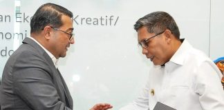 ) teuku riefky harsya menerima audiensi wali kota ambon, bodewin m. wattimena untuk membahas penguatan identitas kota ambon sebagai kota musik.
