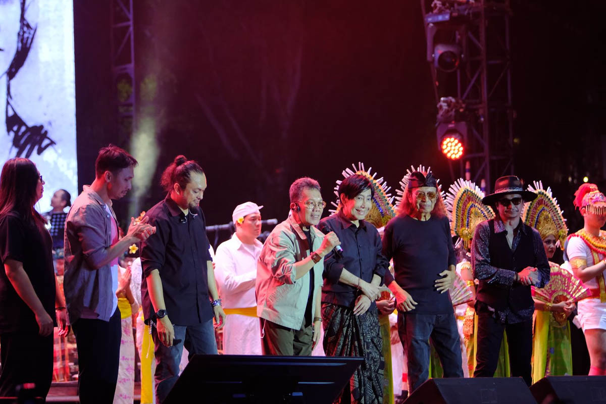 guruh gypsi bukan hanya reuni,mereka sedang menulis ulang bab baru dalam sejarah musik indonesia