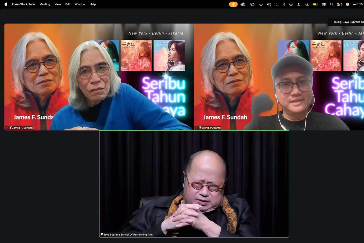 jaya suprana di tengah press coference rilis lagu 1000 tahun cahaya