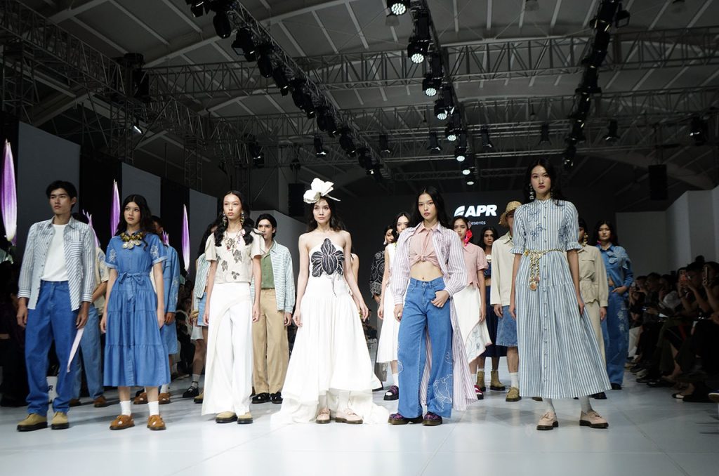 Lascada tampil memikat dalam debut panggungnya di JFW 2026 lewat koleksi “Iriscent”