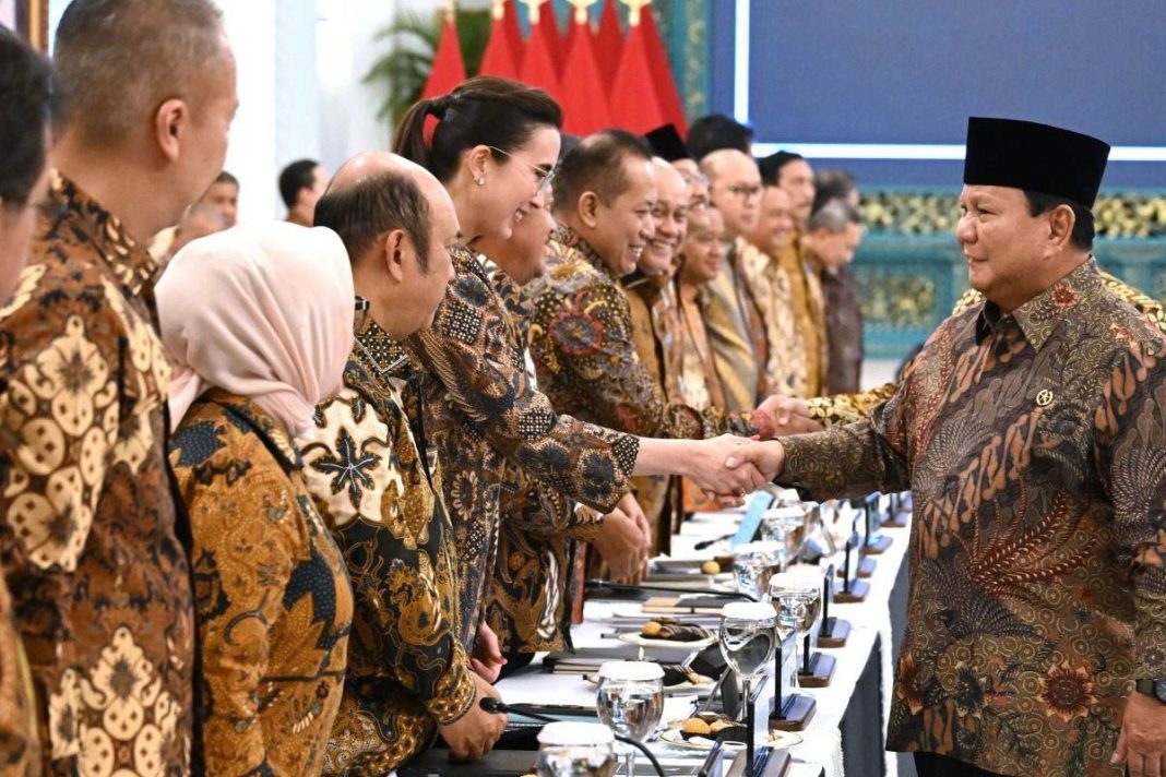 menteri pariwisata widiyanti putri wardhana menjabat tangan dengan presiden republik indonesia prabowo subianto