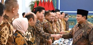 menteri pariwisata widiyanti putri wardhana menjabat tangan dengan presiden republik indonesia prabowo subianto