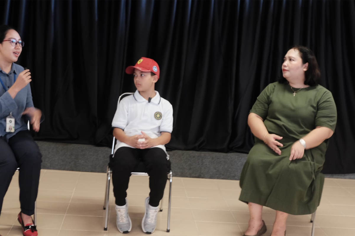 muhammad fadhl abbas wibowo bersama ibu guru kanina pramesi dan kepala sekolah julianti hadi purnami
