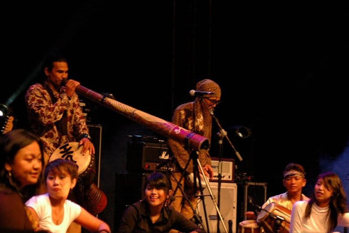 musik tradisi bukanlah masa lalu — melainkan sumber daya estetika yang terus relevan.